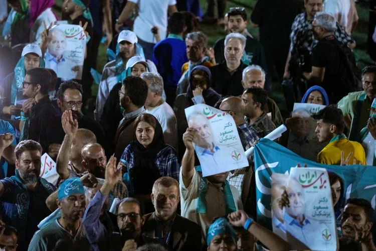 Simpatizantes do candidato reformista Masud Pezeshkian durante comício em Teerã (AFP/AFP)