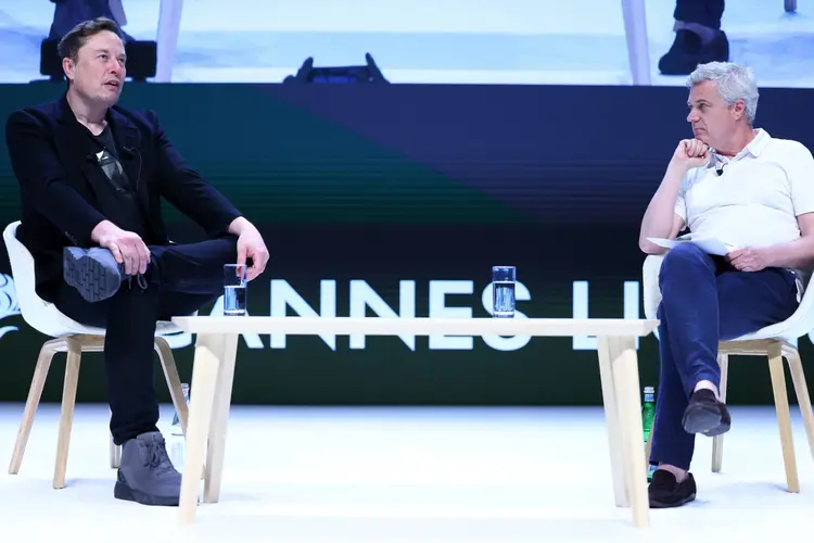 Elon Musk em conversa com Mark Read durante o Cannes Lions International Festival Of Creativity 2024 (Marc Piasecki/Getty Images)