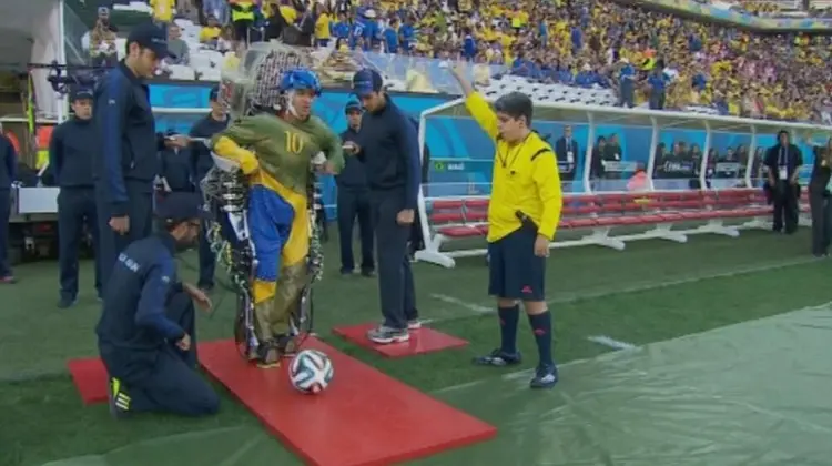 Juliano Pinto, portador de paraplegia completa do tronco e dos membros inferiores, utilizando o exoesqueleto para dar o chute inaugural da Copa do Mundo de 2014 (//Reprodução)