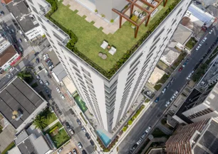 Imagem referente à matéria: Prédio de 100 metros em SC tem gramado no topo; apartamentos custam R$ 2,5 milhões