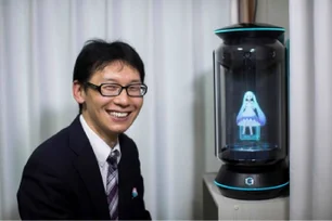 Imagem referente à matéria: Japonês fica 'viúvo' de esposa-holograma após desenvolvedora desativar o serviço
