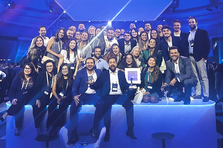 Equipe da Renova Invest sobe ao palco para receber a premiação BTG Best Performer: escritório se consolida como um dos mais vencedores do Brasil  (Renova Invest/Divulgação)
