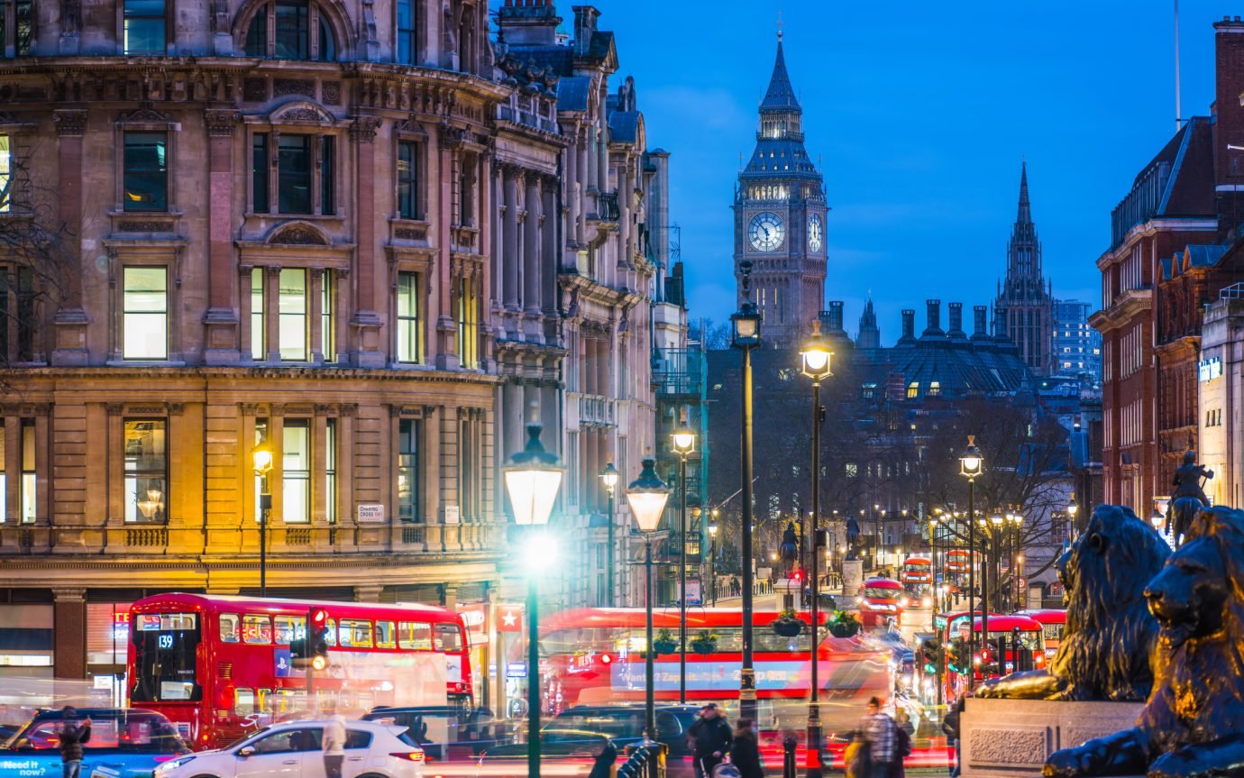 Milhares de pessoas protestam em Londres pedindo água mais limpa