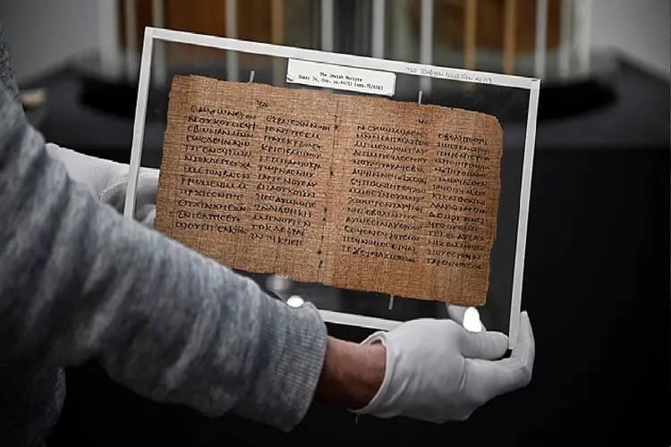 'Um dos livros mais antigos' do mundo é leiloado por R$ 20 milhões ( Julien de Rosa/AFP)