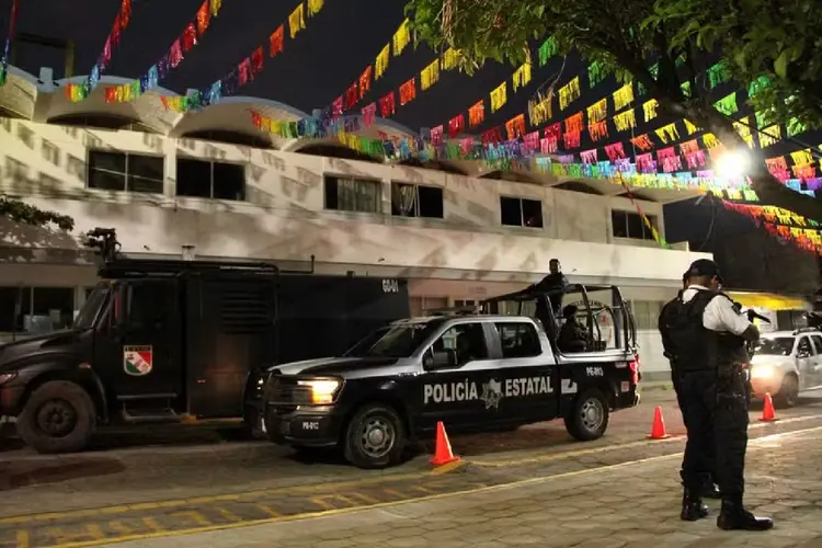 Policiais fazem patrulha durante as eleições gerais em Santa Cruz Xoxocotlán, estado de Oaxaca, México (PATRICIA CASTELLANOS/AFP)