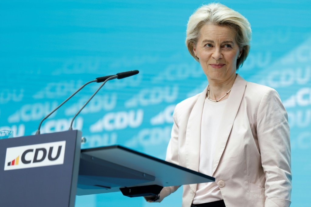 A presidente da Comissão Europeia, Ursula von der Leyen, dá uma coletiva de imprensa na sede da CDU, em Berlim, em 10 de junho de 2024, um dia após as eleições para o Parlamento Europeu