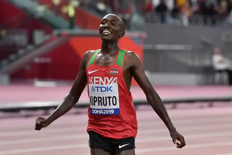 Queniano recordista mundial dos 10 km, Rhonex Kipruto é suspenso por seis anos por doping (Andre Isakovic/AFP)