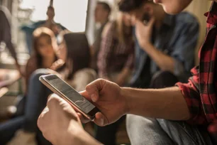 Imagem referente à matéria: Limitação de celulares em escolas é apoiada por 86% dos brasileiros, aponta pesquisa 