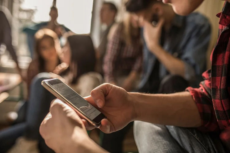 Na Noruega, a proibição do uso de smartphones em sala de aula resultou em melhora considerável da saúde mental e da média das notas (skynesher/Getty Images)