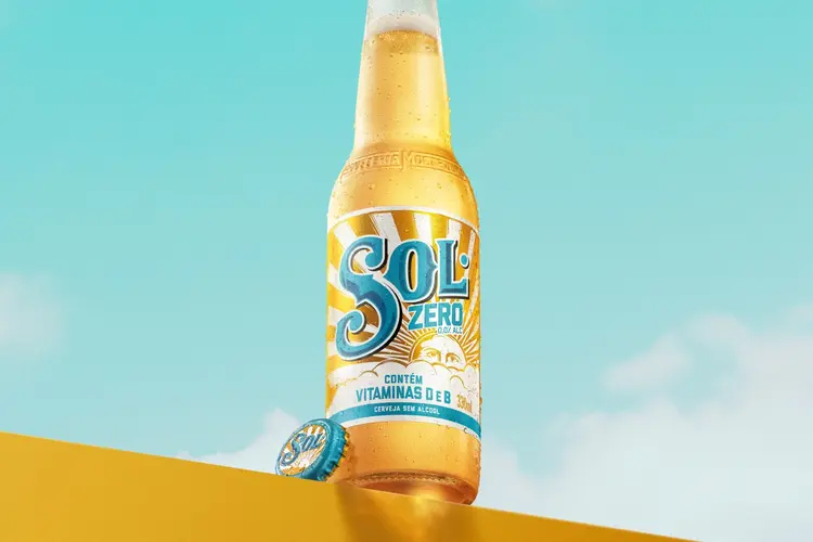 A primeira versão zero álcool da cerveja Sol em 125 anos de história da marca contém vitamina D e B (B3 e B6) e chega com a proposta de oferecer novas ocasiões de consumo no cotidiano  (Divulgação/Grupo Heineken)