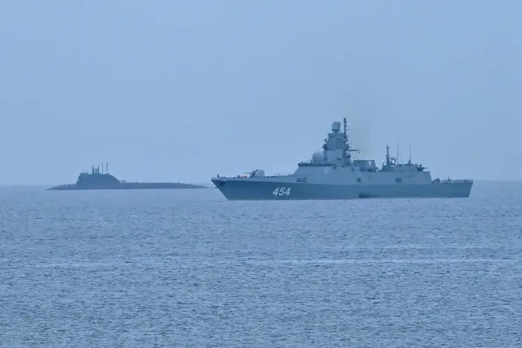 O submarino nuclear russo "Kazan" (à esquerda) e a fragata "Almirante Gorshkov" na chegada à Baía de Havana em 12 de junho de 2024 (AFP/AFP)