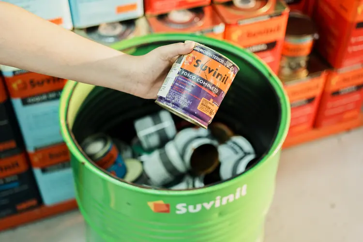 Desde o seu lançamento, em 2022, o programa Suvinil Circula já registrou a coleta de mais de 37 toneladas de resíduos de tinta e promoveu a reciclagem de outros 16 mil quilos.
 (Suvinil/Divulgação)