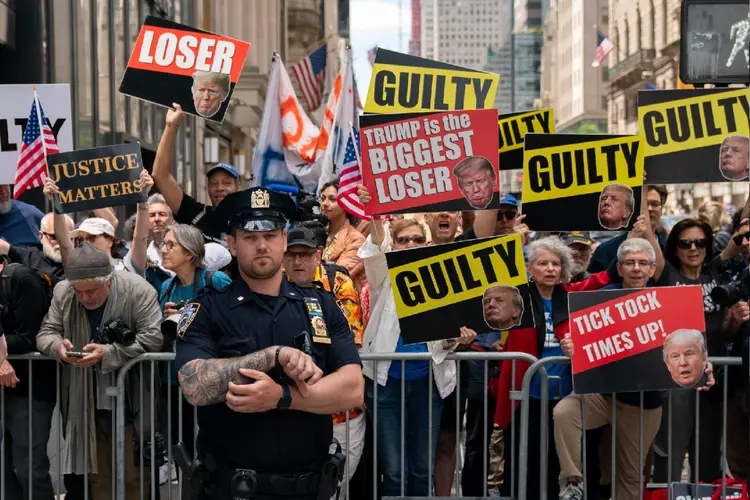 Manifestantes anti-Trump do lado de fora da Trump Tower antes do discurso do ex-presidente em Nova York, sexta-feira, 31 de maio de 2024 (David Dee Delgado/Getty Images)