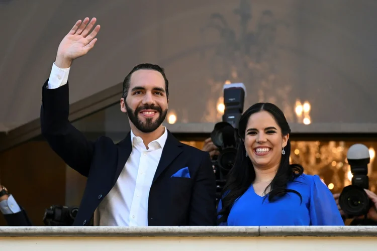 O presidente salvadorenho Nayib Bukele cumprimenta apoiadores com sua esposa Gabriela Rodríguez após receber a certificação que o credencia como presidente eleito de El Salvador para o período 2024-2029 no Teatro Nacional, no centro histórico de San Salvador, em 29 de fevereiro , 2024 (AFP/AFP)