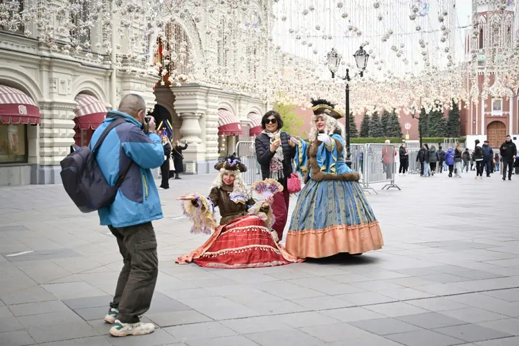Um grupo de turistas na rua Nikolskaya, em Moscou, em 13 de maio de 2024 (AFP/AFP)