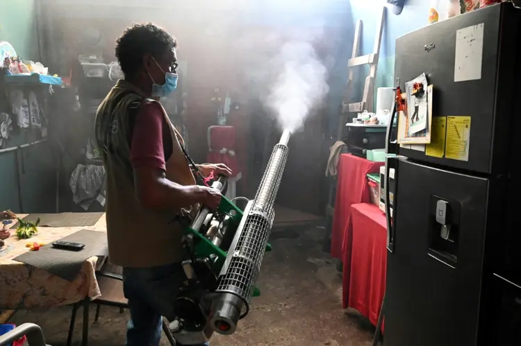 Um funcionário da Secretária de Saúde faz fumegação de casa durante operação de emergência nacional para combater o mosquito "Aedes aegypti", vetor da dengue, em 10 de junho de 2024 em Tegucigalpa (AFP/AFP)