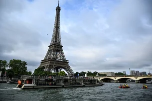 Olimpíada de Paris: plano de Macron de nadar no Sena pode ir por água abaixo por causa da poluição