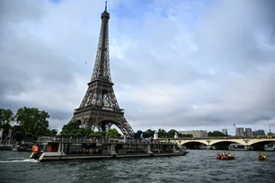 Imagem referente à matéria: Olimpíada de Paris: plano de Macron de nadar no Sena pode ir por água abaixo por causa da poluição