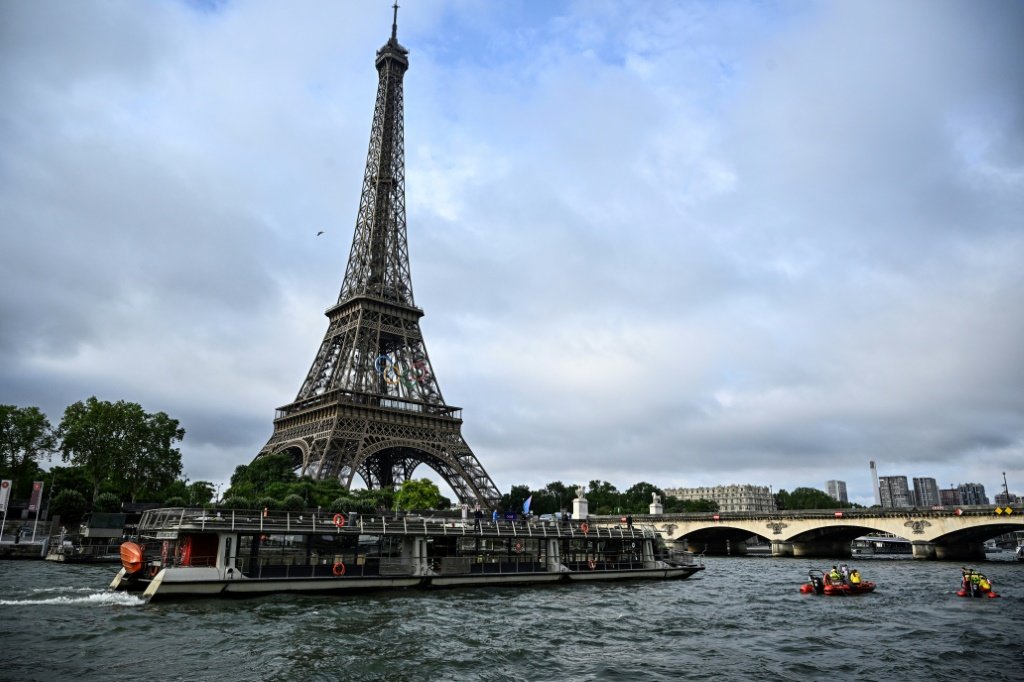 Olimpíada de Paris: plano de Macron de nadar no Sena pode ir por água abaixo por causa da poluição