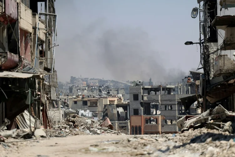 Nuvens de fumaça após um bombardeio israelense no bairro de Shujaiya, leste da cidade de Gaza. (AFP/AFP Photo)
