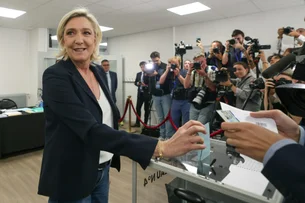 Partido de ultra direita sai na frente na França; coalização de Macron está em terceiro