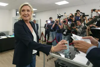 Marine Le Pen ao votar neste domingo, 30 (AFP/AFP)