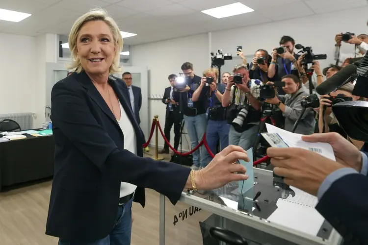 A líder de extrema direita Marine Le Pen, do partido Reagrupamento Nacional (RN) e candidata às eleições legislativas, vota em Henin-Beaumont, norte da França. (AFP/AFP)