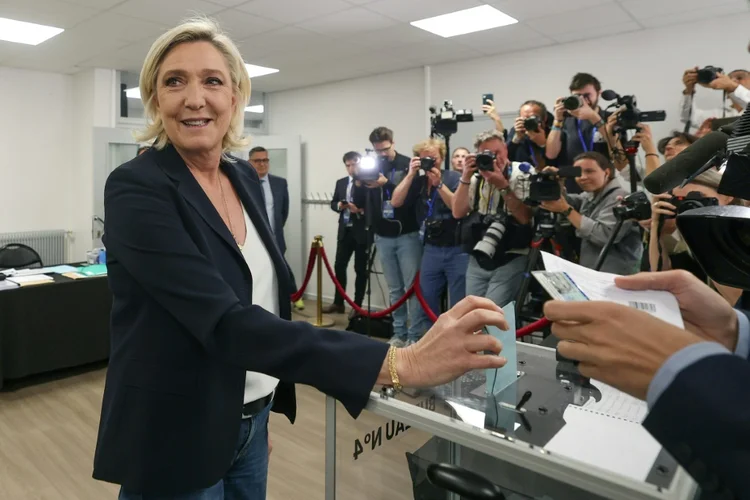 Marine Le Pen ao votar neste domingo, 30 (AFP/AFP)