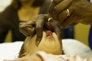 Imagem referente à matéria: Dia D contra pólio terá 471 unidades básicas de saúde abertas em SP