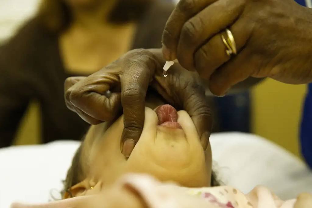 Imagem referente à notícia: Dia D contra pólio terá 471 unidades básicas de saúde abertas em SP