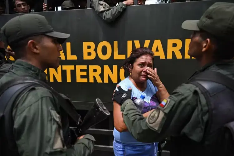 Operação das forças do governo da Venezuela na prisão de Tocoron em Maracay (Yuri Cortez/AFP)