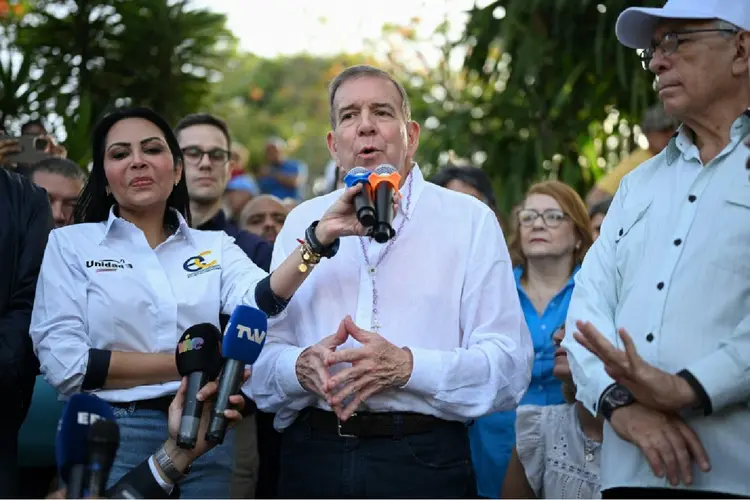 O candidato Edmundo González Urrutia denuncia a prisão arbitrária de três opositores no estado La Guaira (AFP)