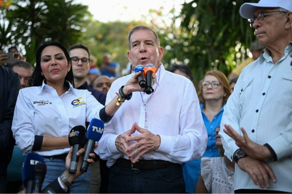Candidato à presidência denuncia 'prisão arbitrária' de assistentes na Venezuela