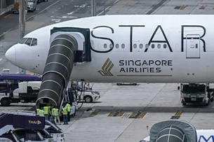 Companhia aérea de Singapura oferece US$ 10 mil aos feridos por turbulência em voo
