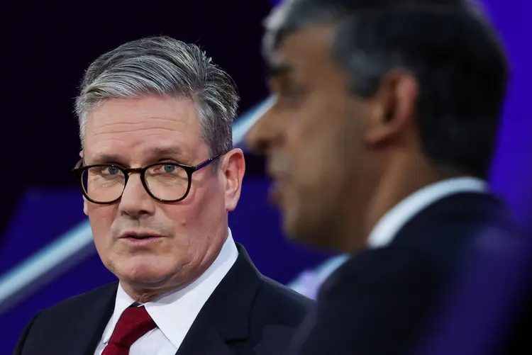 Keir Starmer (de óculos) e Rishi Sunak, principais candidatos da disputa no Reino Unido, durante debate (Phil Noble/AFP)