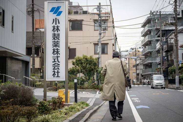 Homem passa ao lado do escritório da Kobayashi Pharmaceutical em Tóquio