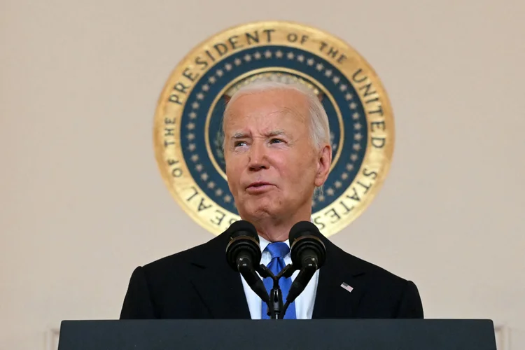 O presidente dos EUA, Joe Biden, faz comentários sobre a decisão de imunidade da Suprema Corte no Cross Hall da Casa Branca em Washington, DC, em 1º de julho de 2024. A Suprema Corte dos EUA decidiu em 1º de julho de 2024 que Donald Trump goza de alguma imunidade de acusação como ex-presidente, uma decisão definida para atrasar seu julgamento por conspirar para anular a eleição de 2020. (Mandel NGAN/AFP)