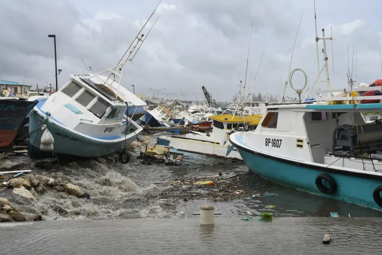 Barcos de pesca danificados descansam na costa após a passagem do furacão Beryl no mercado de peixe de Bridgetown, Bridgetown, Barbados, em 1º de julho de 2024 (RANDY BROOKS / AFP)/AFP)