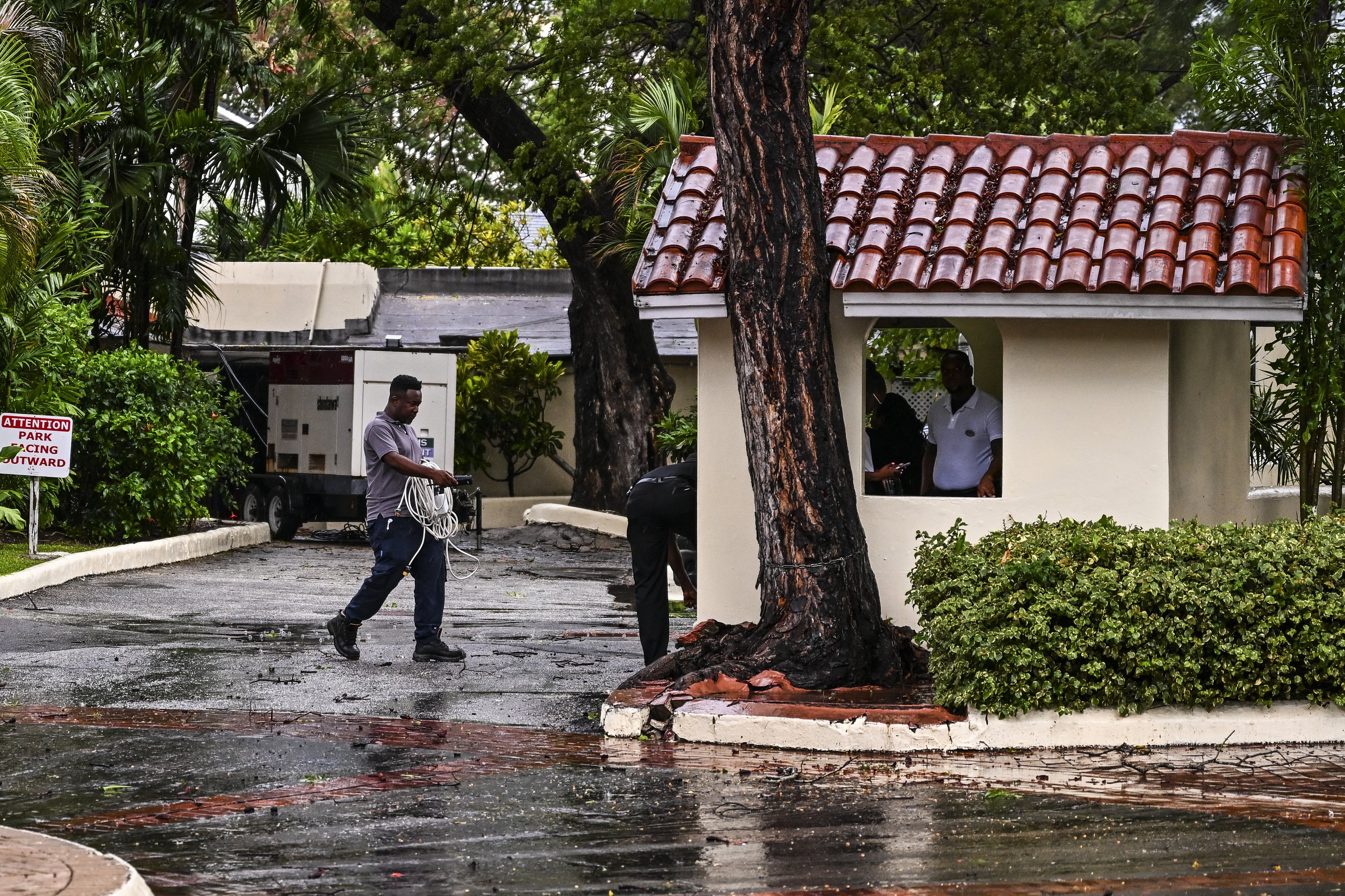 Funcionários em hotel se preparam para a passagem do furacão Beryl em Bridgetown, Barbados, na segunda, 1