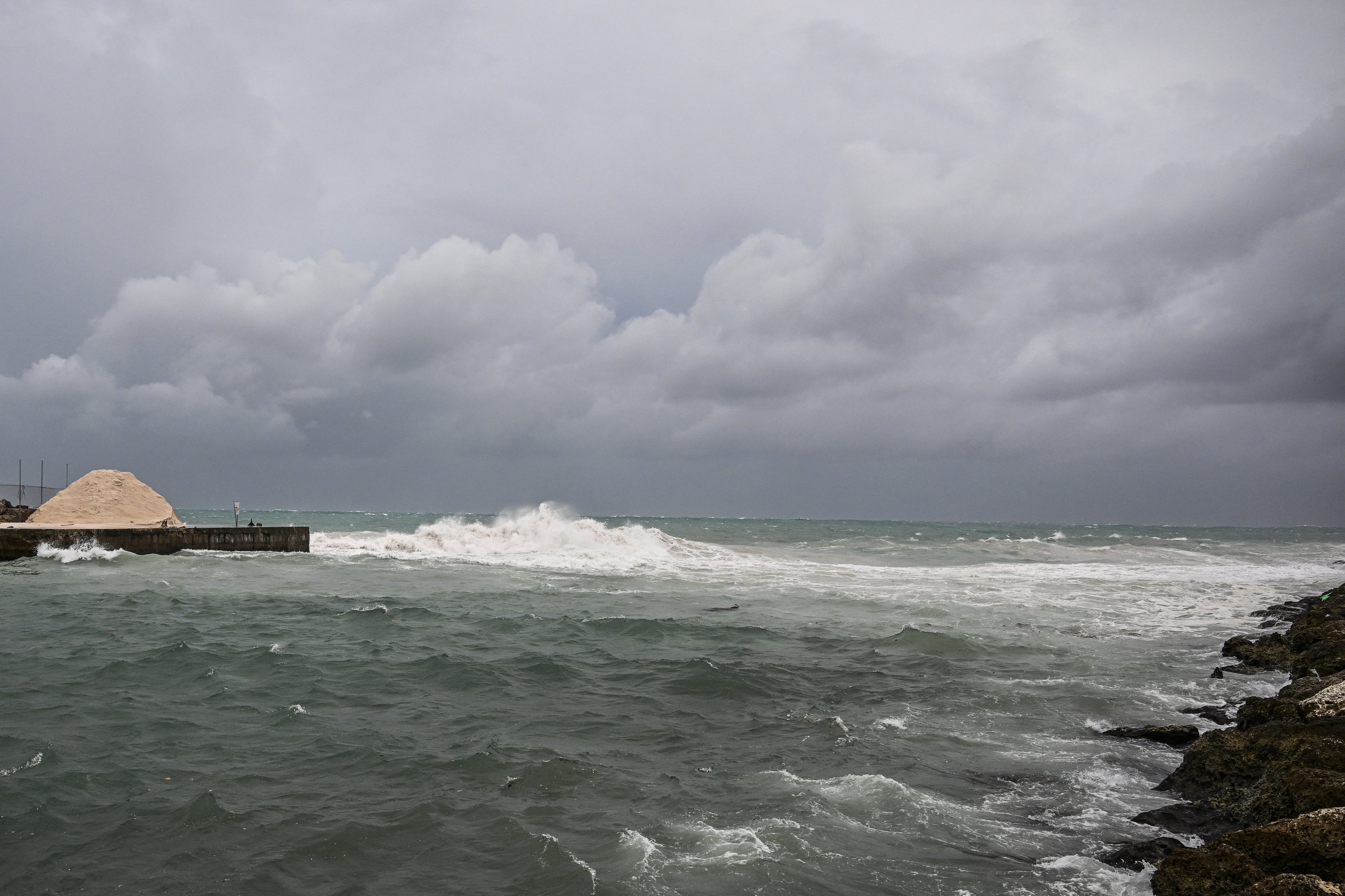 Mar agitado em Bridgetown, Barbados, na segunda, 1, em meio à passagem do furacão Beryl
