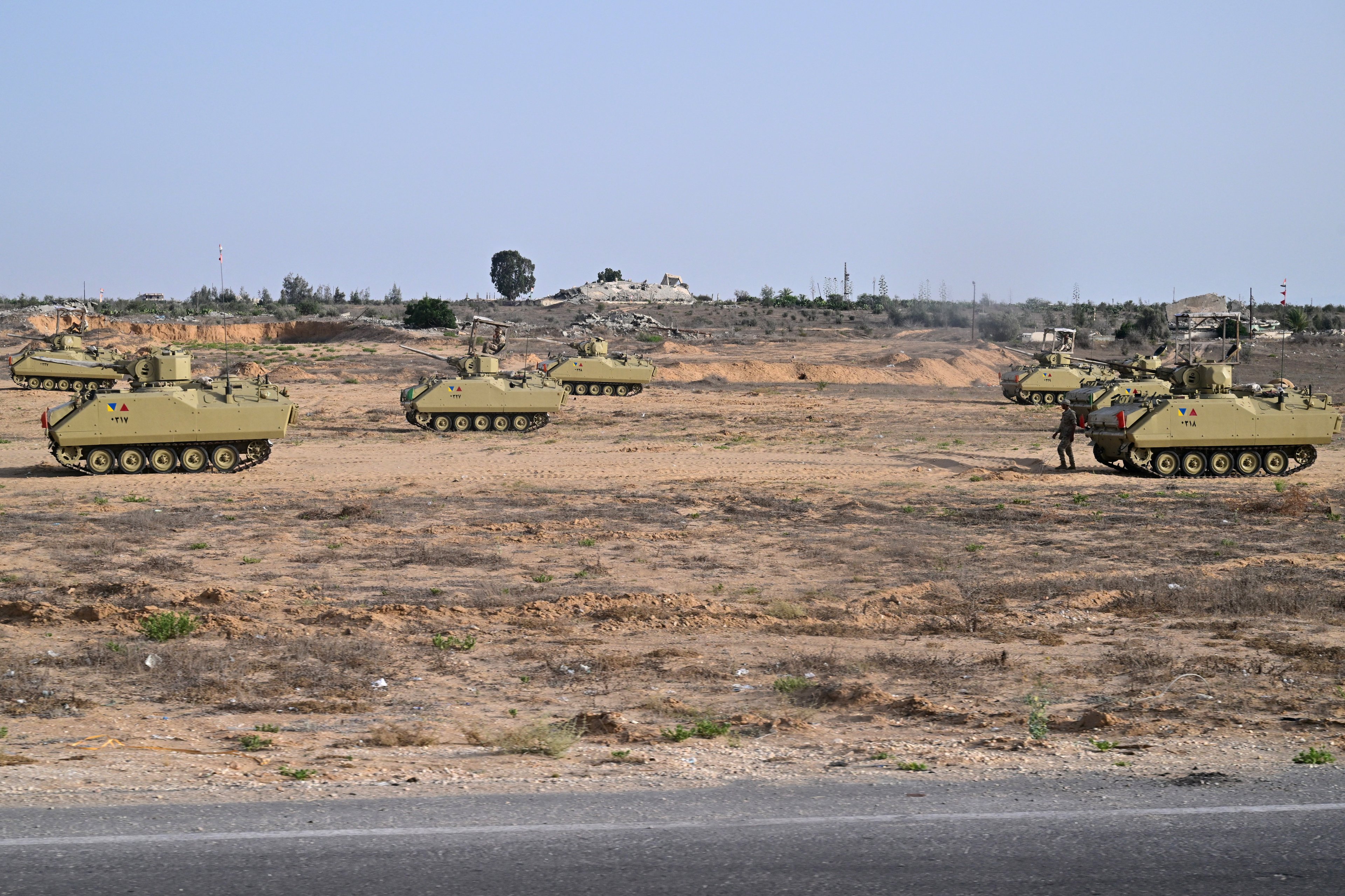 Veículos do exército egípcio são mobilizados ao longo da fronteira com a Faixa de Gaza em 4 de julho de 2024 em el-Arish, no norte da Península do Sinai, em meio a batalhas contínuas entre o Hamas e Israel no território palestino sitiado. (Foto da AFP)