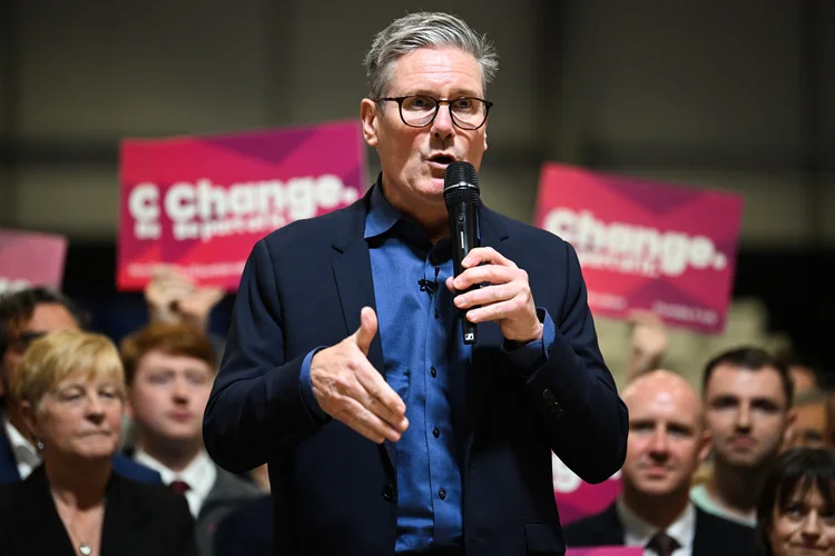 Keir Starmer, líder do Partido Trabalhista, durante comício  (Andy Buchanan/AFP)