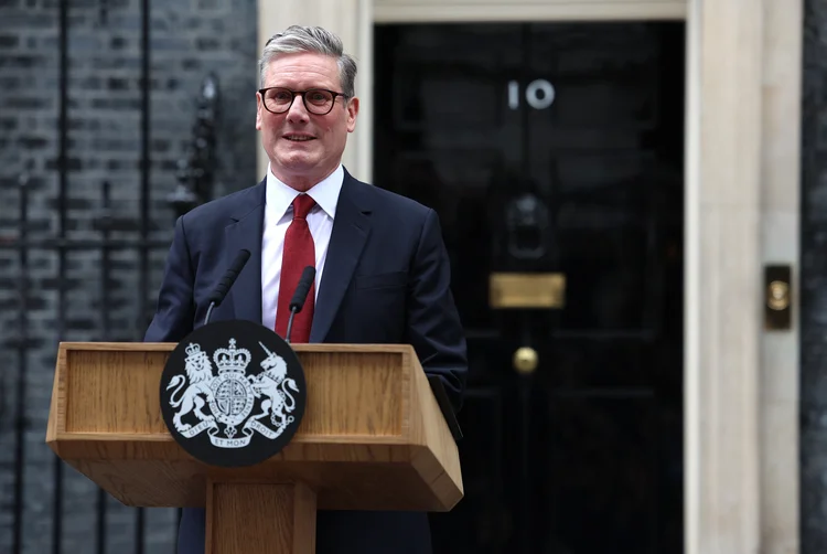 Keir Starmer quer melhorar as condições dos trabalhadores no Reino Unido. (HENRY NICHOLLS/AFP)