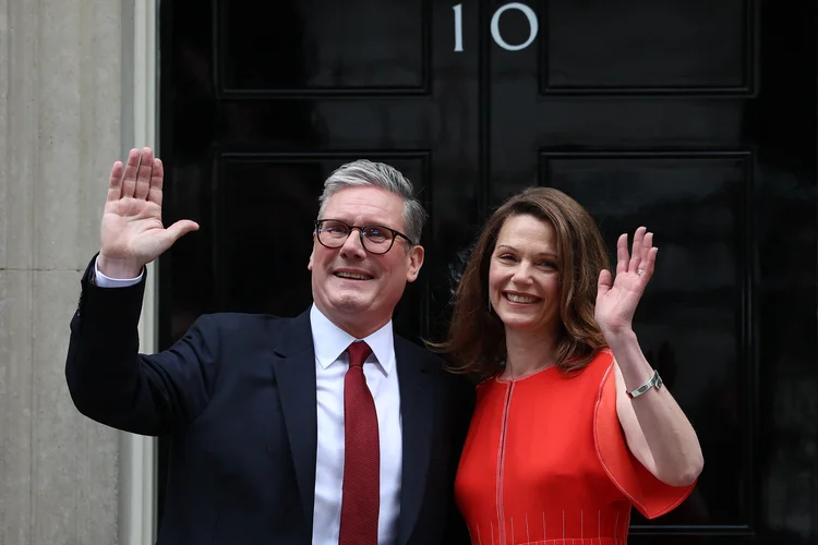 Keir Starmer, novo premiê do Reino Unido, com sua mulher, Victoria (Henry Nicholls/AFP)