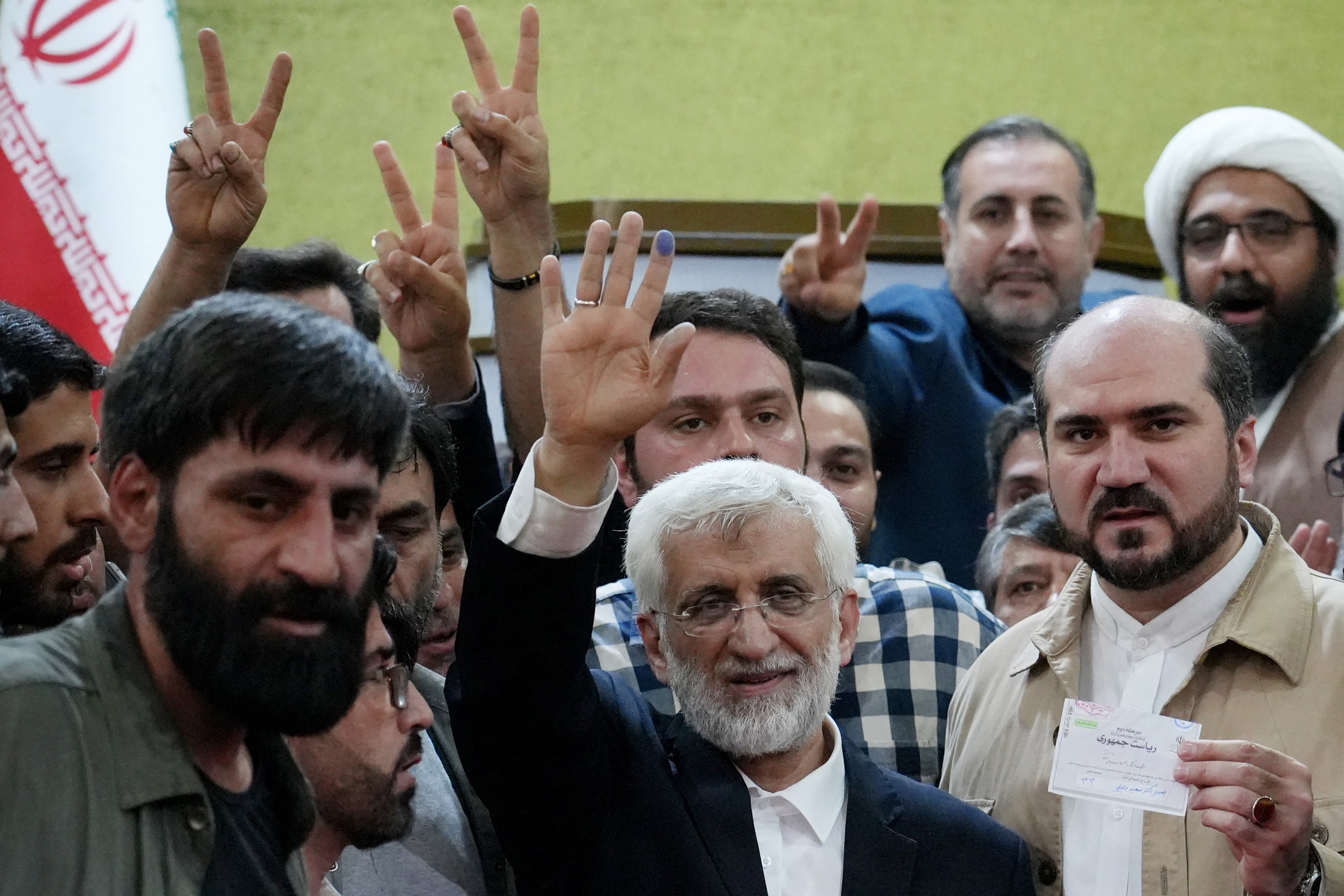 O candidato presidencial iraniano e ex-negociador nuclear ultraconservador Saeed Jalili gesticula enquanto deposita seu voto em uma estação de votação em Teerã em 5 de julho de 2024. As urnas abriram em 5 de julho para a eleição presidencial de segundo turno do Irã, disse o ministério do interior, colocando o candidato reformista Masoud Pezeshkian contra o ultraconservador Saeed Jalili na corrida para suceder Ebrahim Raisi, que morreu em um acidente de helicóptero em maio. 