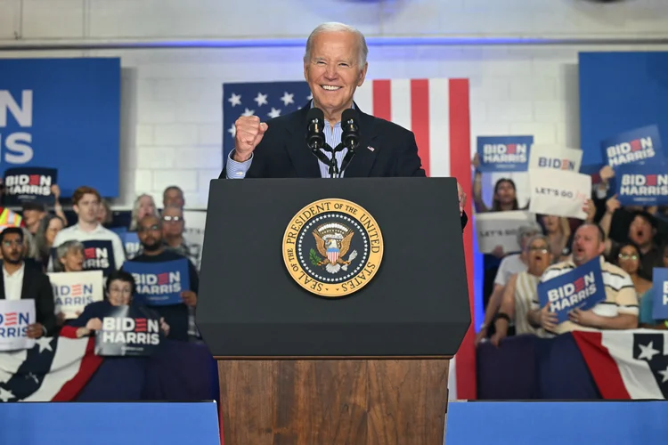 Joe Biden rebate críticos, mas pressão interna do Partido Democrata é cada vez maior.