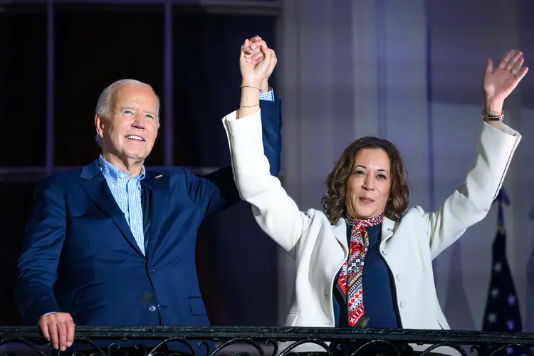 Em meio à pressão, Joe Biden rasga elogios para Kamala Harris. (Mandel Ngan/AFP)