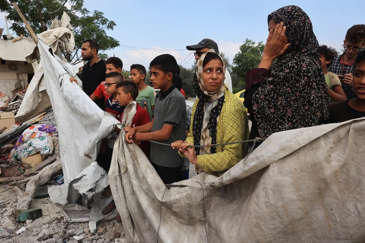 Palestinos verificam os danos em uma casa atingida por bombardeios israelenses em Zawayda, na região central da Faixa de Gaza, em 7 de julho de 2024. Israel realizou ataques aéreos mortais na Faixa de Gaza em 7 de julho, enquanto a guerra entre Israel e o movimento Hamas entrou em seu décimo mês, com combates intensos em todo o território palestino e novos esforços diplomáticos em andamento para conter a violência. (Foto de Eyad BABA / AFP) (Eyad Baba/AFP)