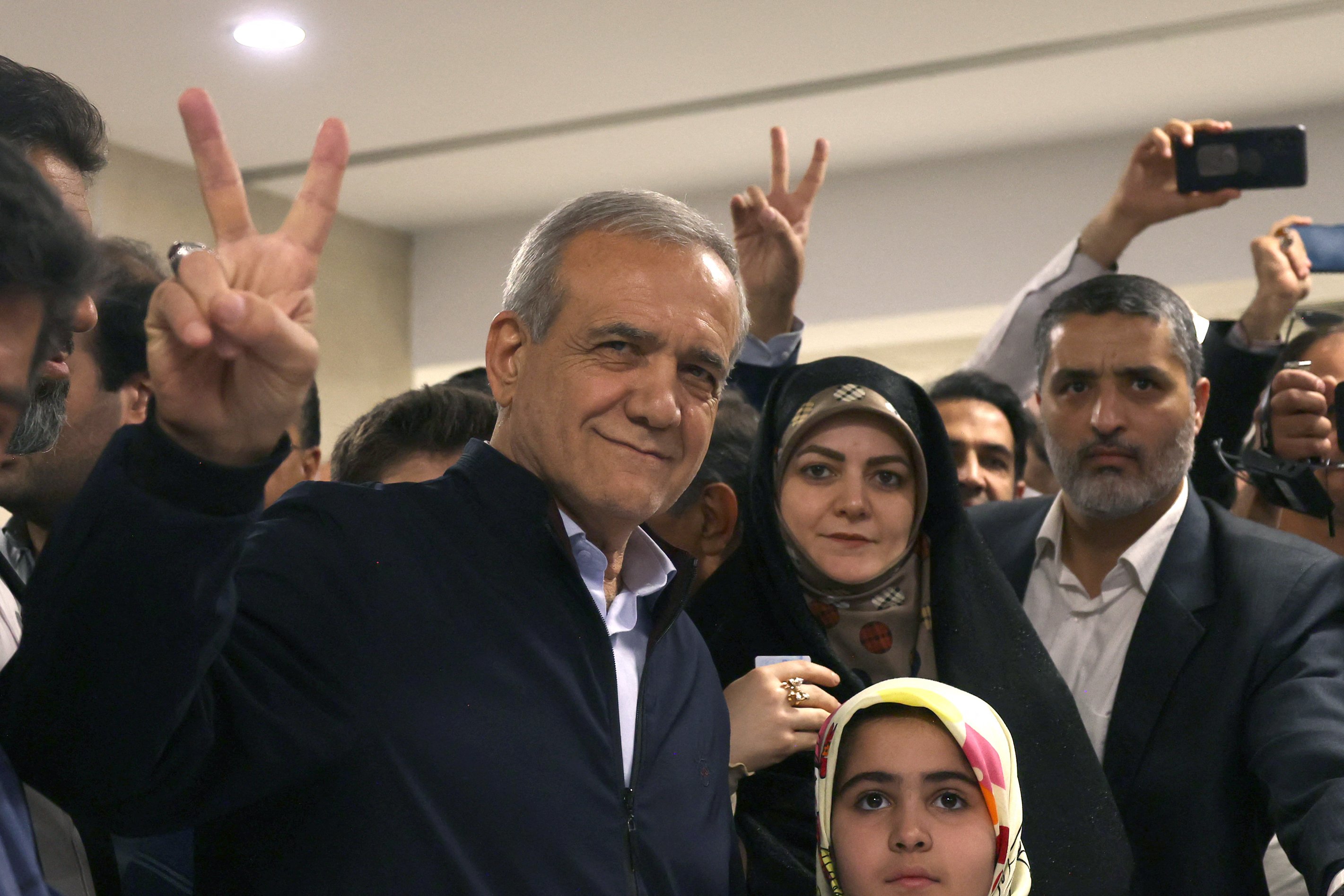 O candidato presidencial iraniano e reformista Massoud Pezeshkian faz o sinal de V de vitória após depositar seu voto durante a eleição presidencial em Teerã em 28 de junho de 2024. Masoud Pezeshkian, o único candidato reformista do Irã na última eleição presidencial, emergiu da relativa obscuridade para se tornar o nono presidente da república islâmica em 6 de julho de 2024. Pezeshkian, 69 anos, ganhou cerca de 53,6 por cento dos votos em uma eleição de segundo turno contra o ultraconservador Saeed Jalili.