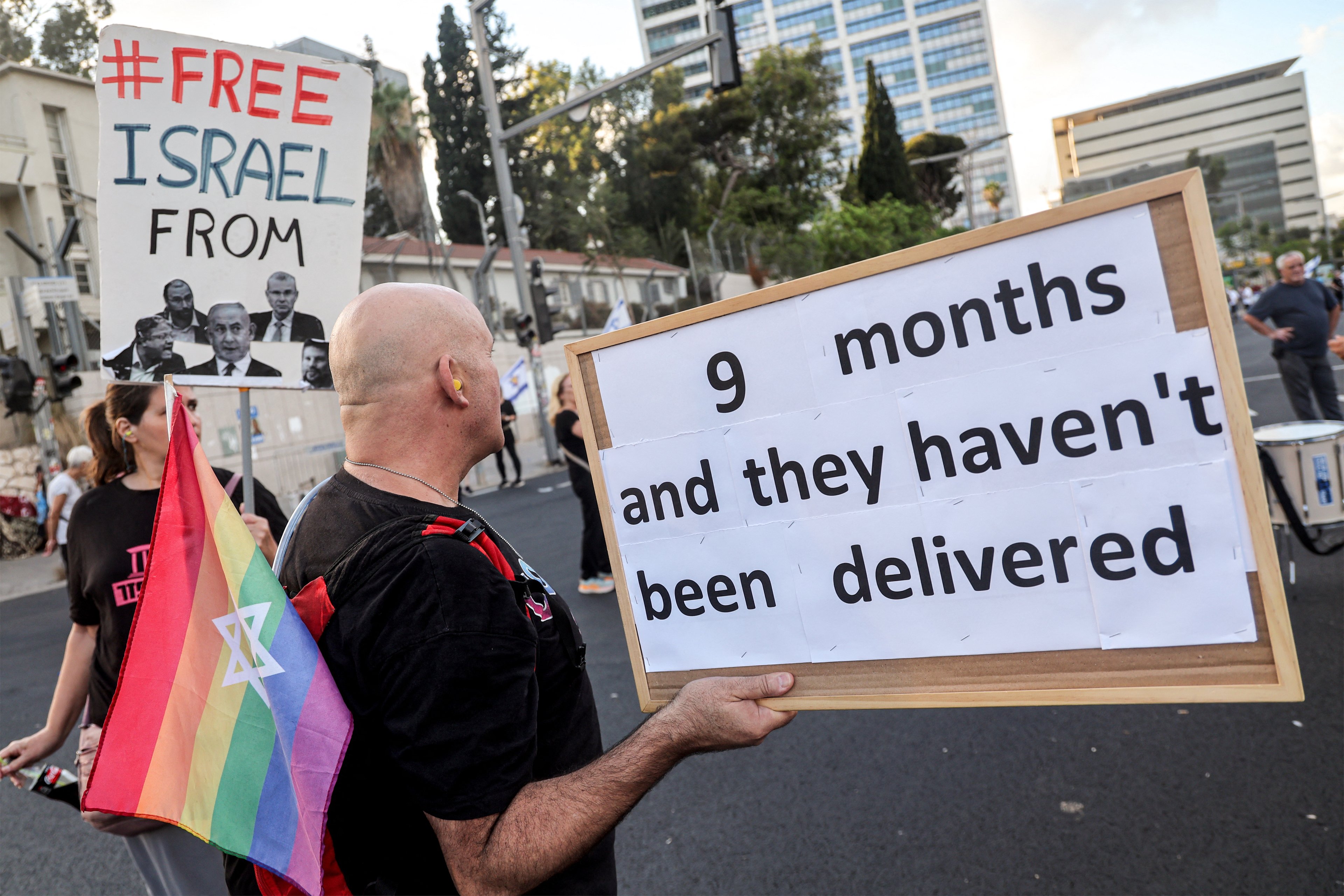Ativistas de esquerda se reúnem para uma manifestação contra o governo israelense em Tel Aviv em 6 de julho de 2024, em meio ao conflito contínuo na Faixa de Gaza entre Israel e o Hamas. (Foto de JACK GUEZ / AFP)